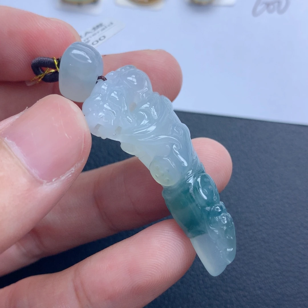 翡翠颈饰未镶嵌龙牙