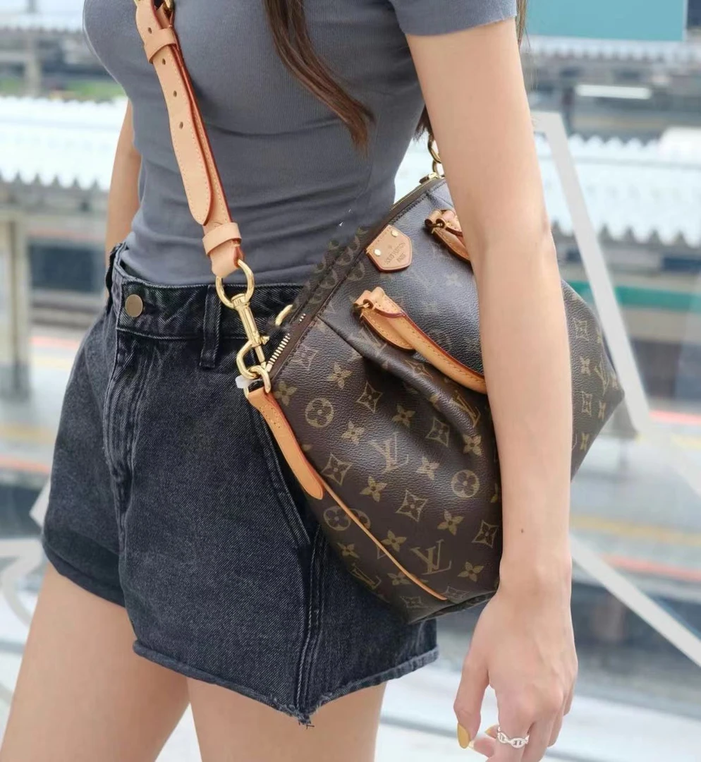 95新 LouisVuitton/路易威登 斜挎饺子包/5999