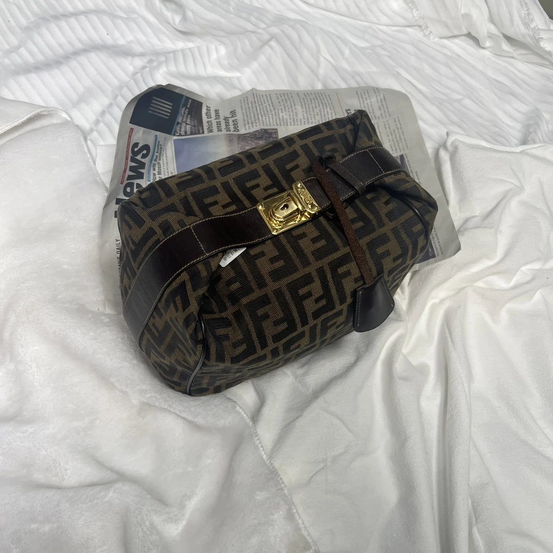 95新 FENDI/芬迪 Fendi/大号金扣遛狗饭盒包/