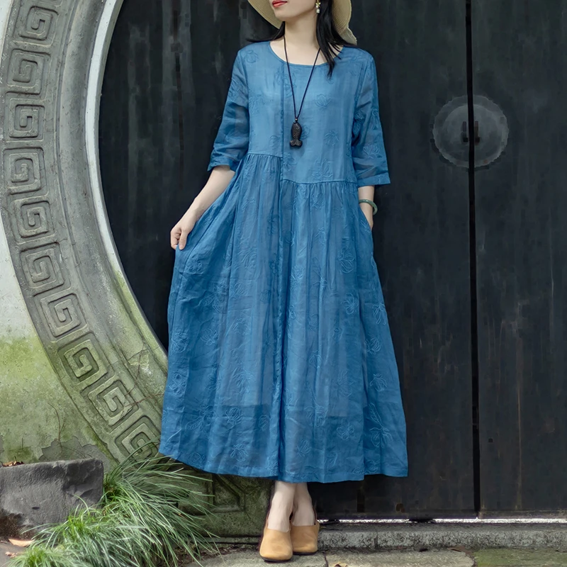 念江南轻盈透气苎麻刺绣长款连衣裙女度假风设计感显瘦飘逸裙子