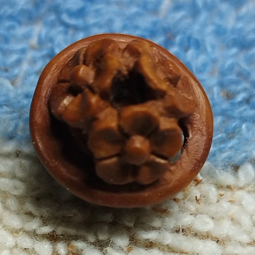 龙纹桃核雕刻，六朵梅花吊坠