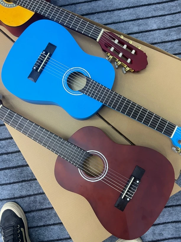 初学者，30寸古典小吉他。侧背桃花心，面板云杉