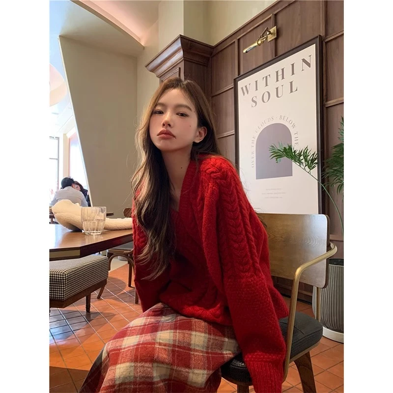 复古V领麻花红色毛衣女秋冬2023新款慵懒风宽松中长款加厚针织衫