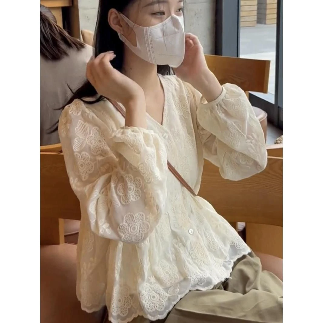 法式V领刺绣花朵蕾丝长袖衬衫女早秋新款泡泡袖洋气别致漂亮上衣