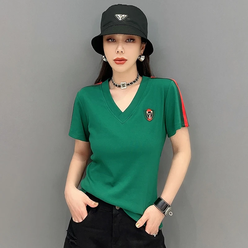 2024夏季V领新款棉短袖T恤女百搭胸章休闲运动体恤上衣 女士潮