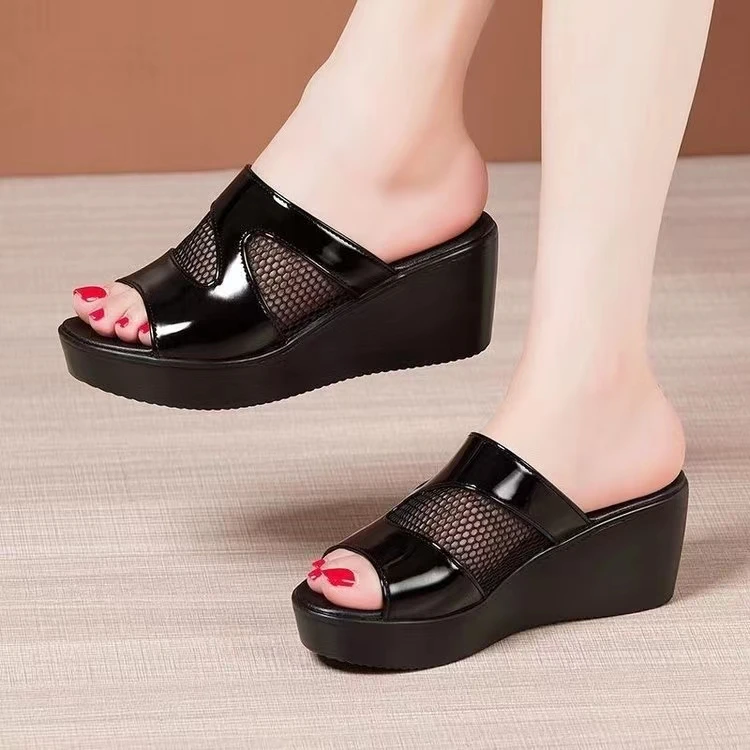 2024鱼嘴网纱坡跟拖鞋女夏新款松糕底漆皮中跟拖鞋通用外穿一字拖