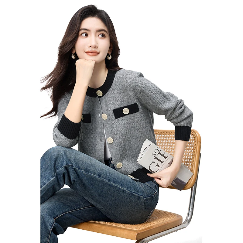 丝柏舍2024冬装新款女装单排扣宽松显瘦撞色圆领打底衫S43H0075Z