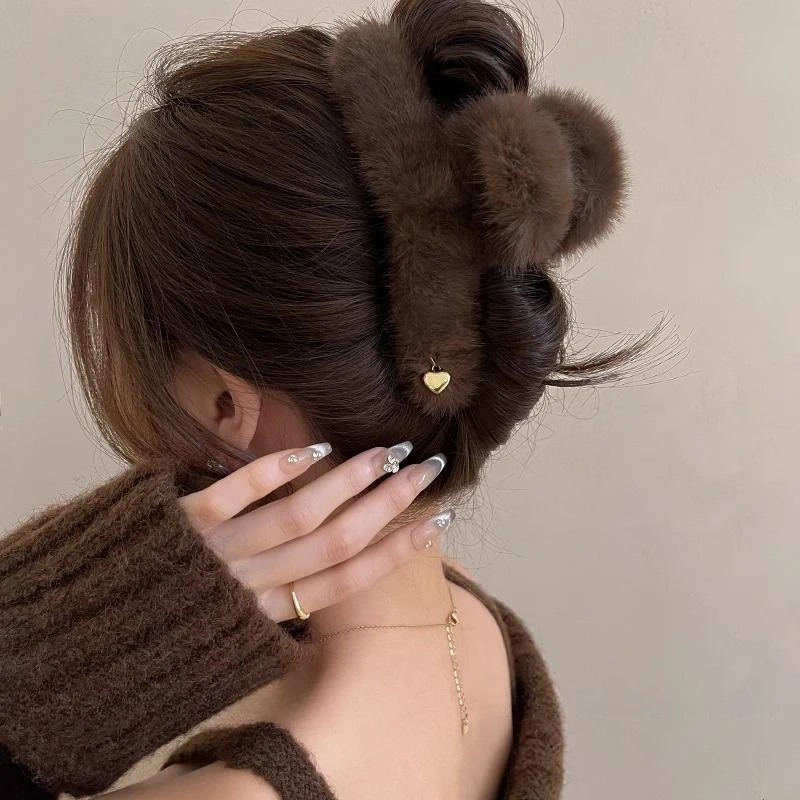 秋冬爱心毛毛抓夹女慵懒风高级感毛绒鲨鱼夹2024新款大号发夹头饰