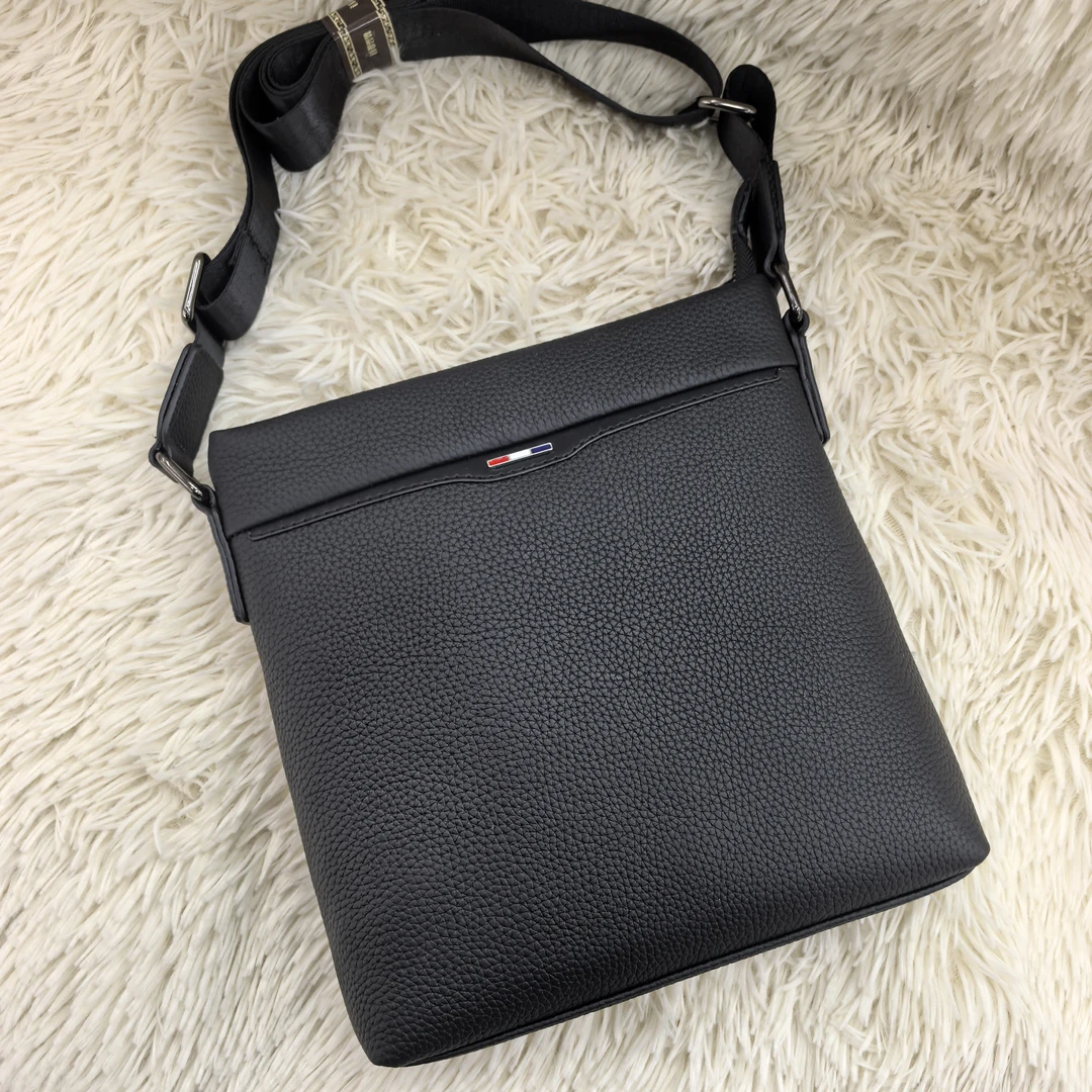 8809 男款 头层牛皮 斜挎包（尺寸23×24×6）