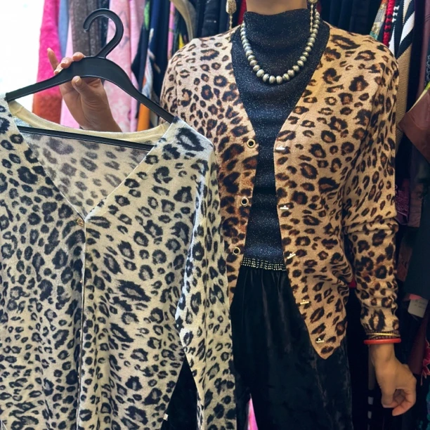 【朱帝家】优雅豹纹V领咩毛开衫（两色）