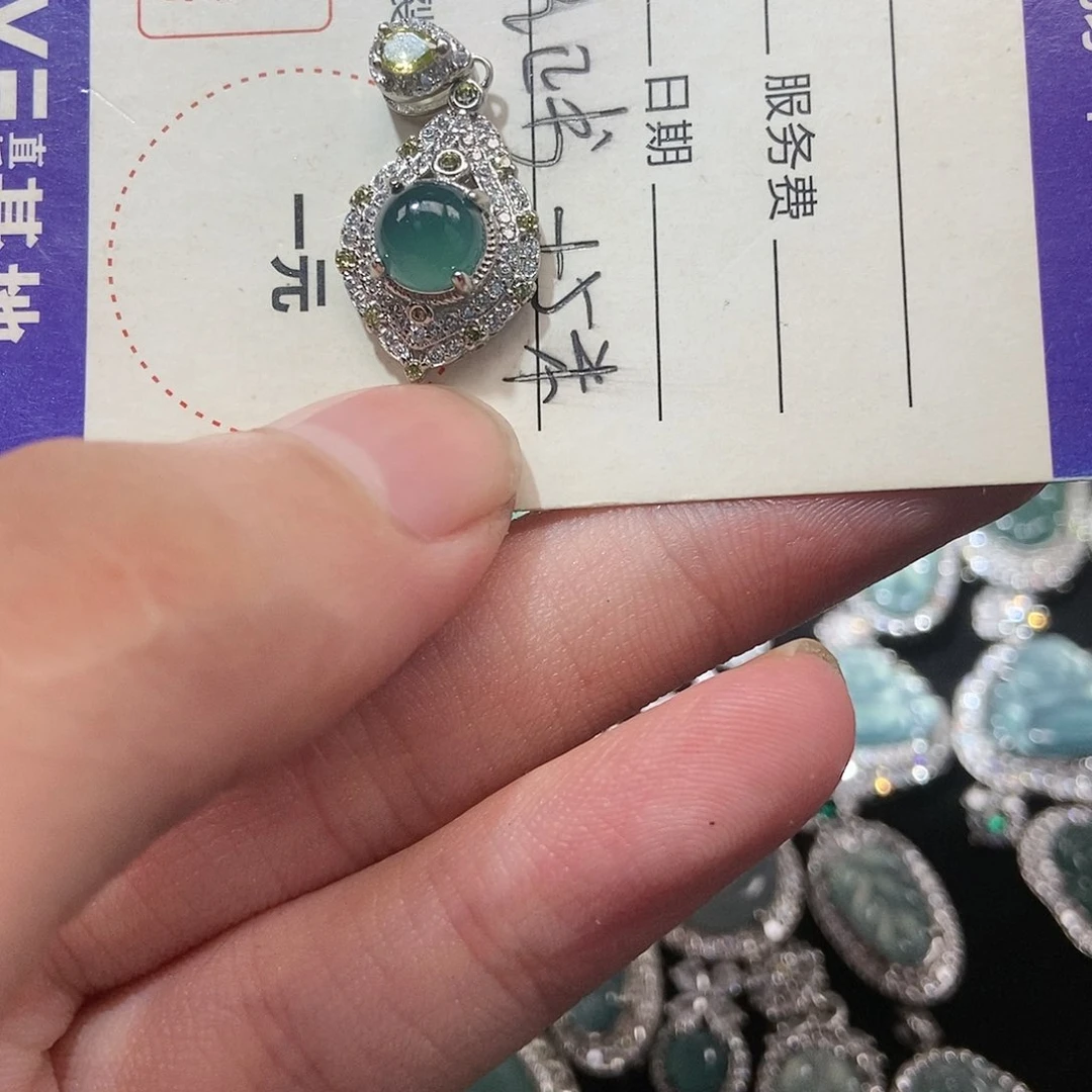 翡翠颈饰未镶嵌翡翠