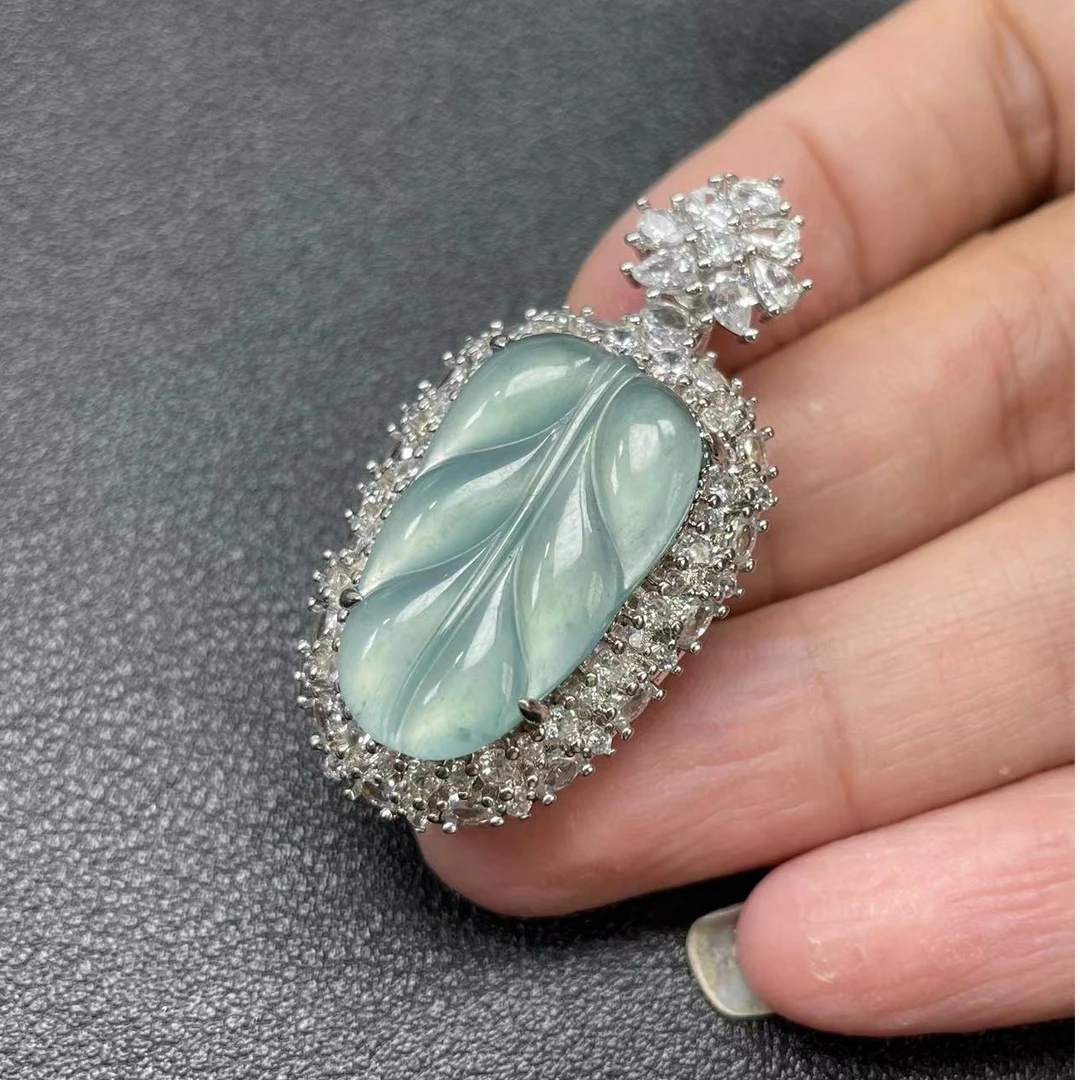 天然翡翠A货精致时尚款绿底精致叶子（多样性发其一）