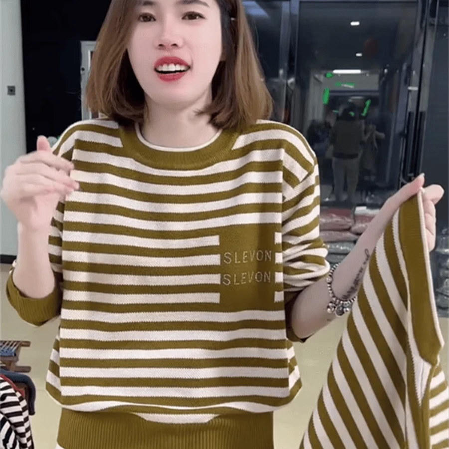 圆领长袖秋季新款休闲风针织衫套头假口袋镶钻字母设计条纹上衣女