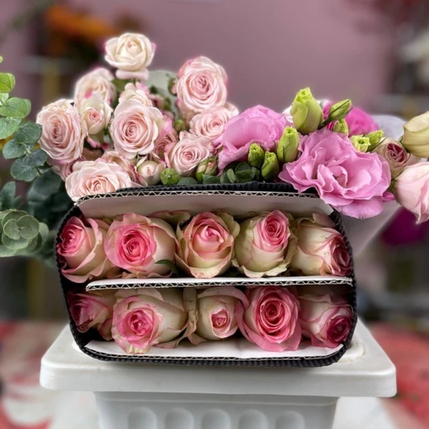 2-艾莎10支+3支折射多头小玫瑰+粉色洋桔梗2-3支+尤加利5支