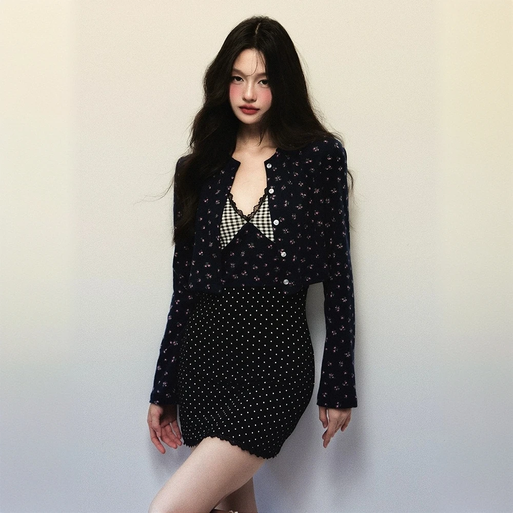 法式设计V领挂脖连衣裙女秋季新款法式收腰显瘦裙子百搭开衫套装