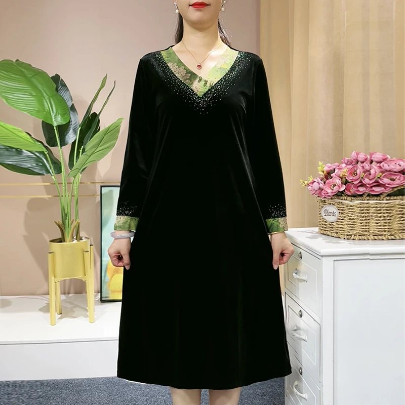 妈妈装秋装V领金丝绒连衣裙2023新款中老年女装秋冬时尚大码裙子