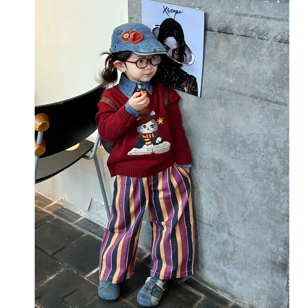 《甜小七》2024秋季新款韩版女童红卡通毛衣搭牛仔衬衫搭条纹裤套装