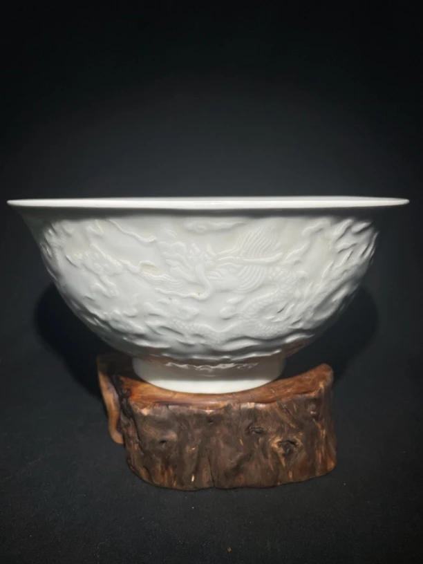 单色釉浅浮雕龙纹赏碗