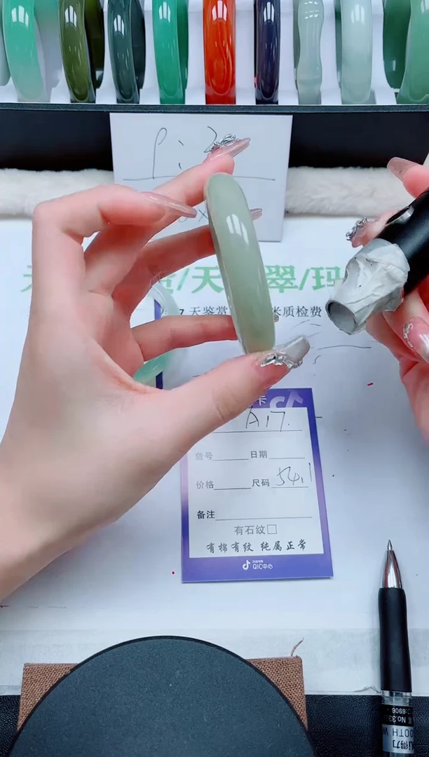 【闪购商品】石英质玉手镯未镶嵌A17