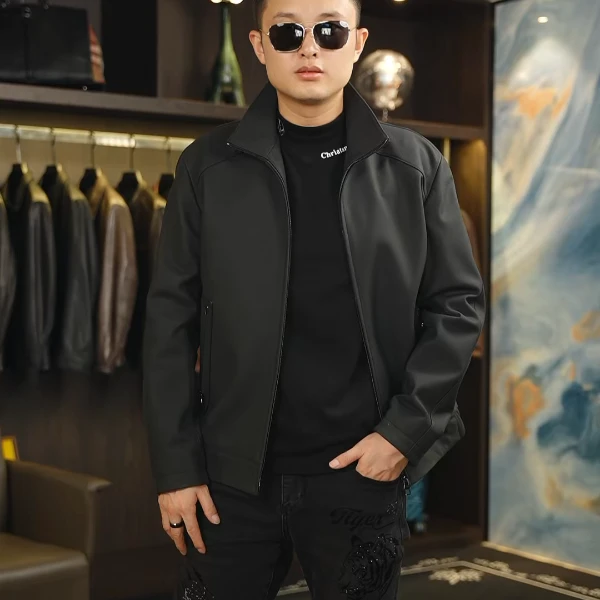 经典大气冲锋皮衣男士时尚休闲通勤百搭四季皆宜简约奢华纯色