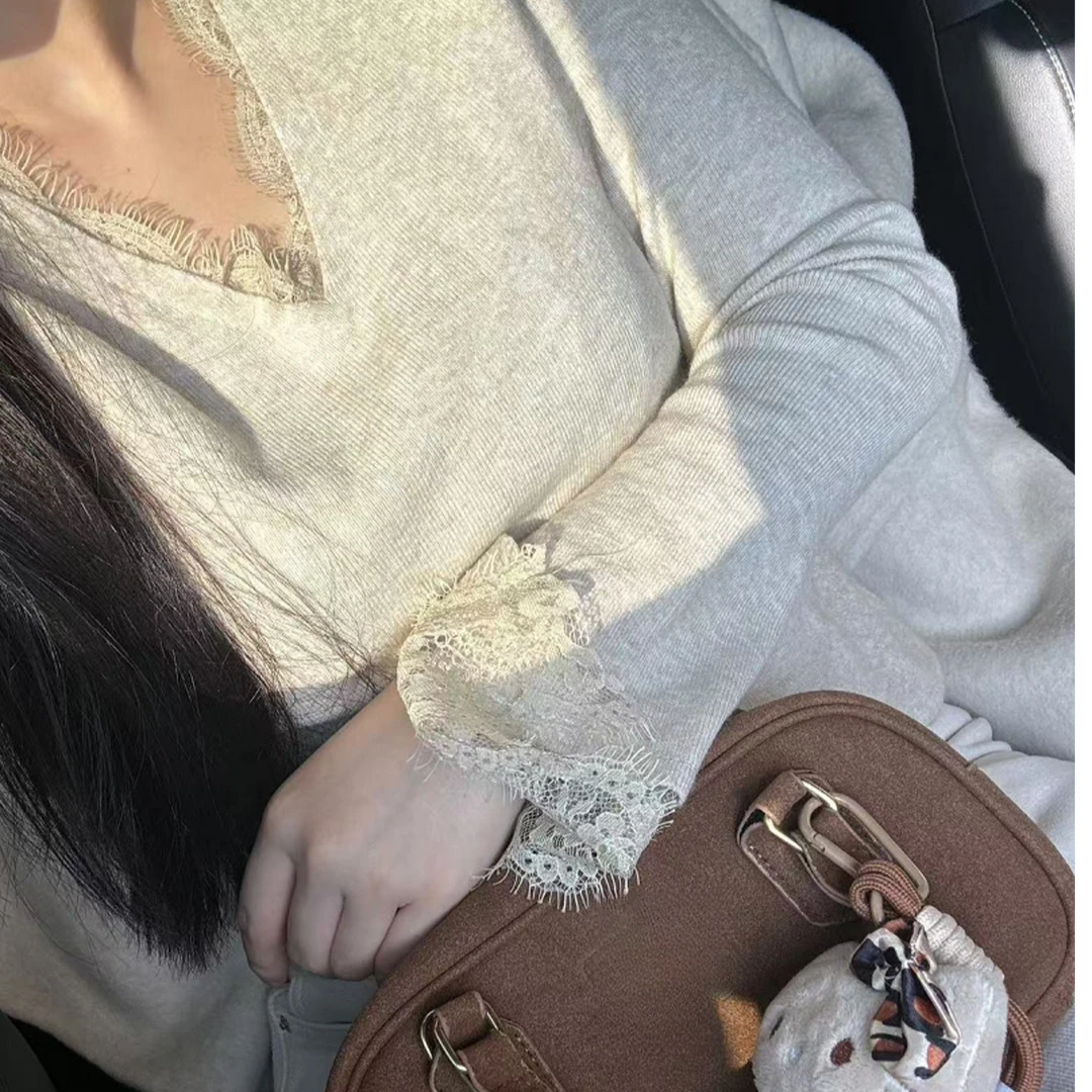 【好娃娃】法式蕾丝拼接v领内搭打底衫气质百搭秋冬修身