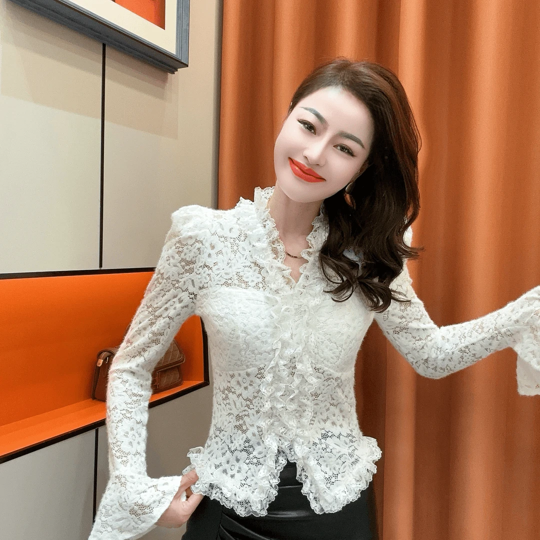 秋冬季新款2025时尚花边v领蕾丝衫气质百搭显瘦泡泡袖镂空修身
