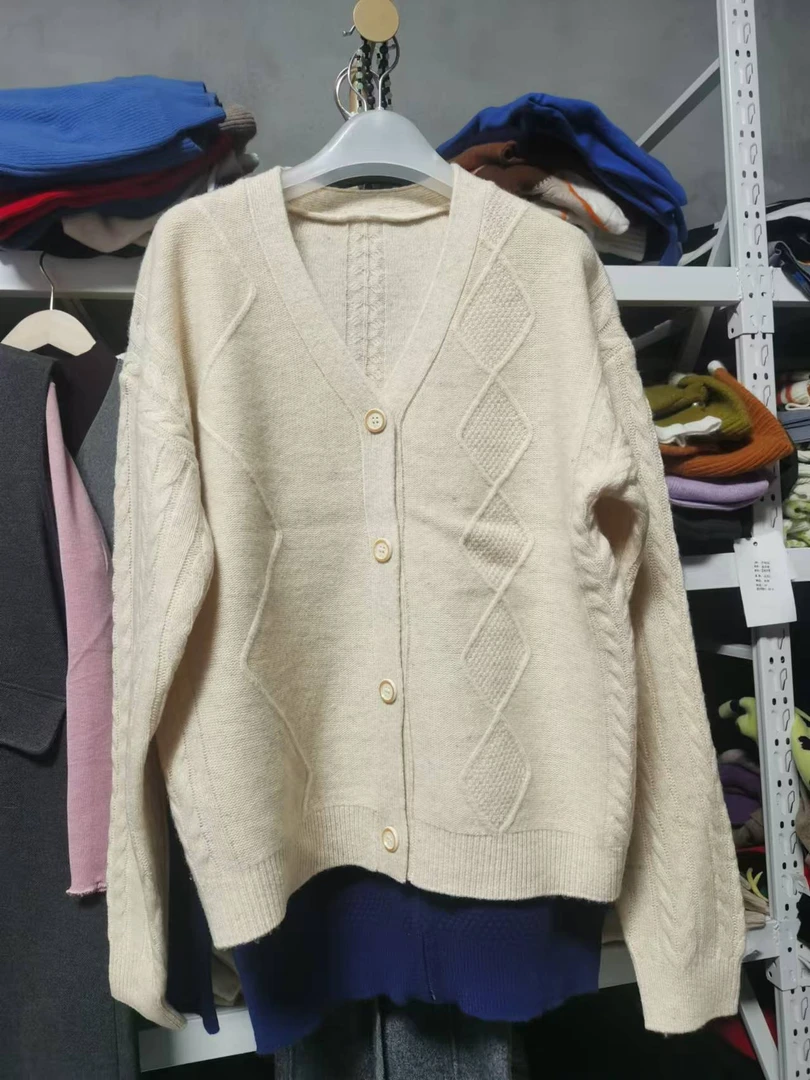 纯毛重工女士短款开衫（偏远地区不包邮）