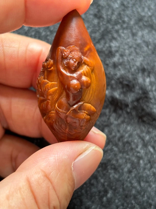 橄榄核雕刻手工艺品 仕女出浴