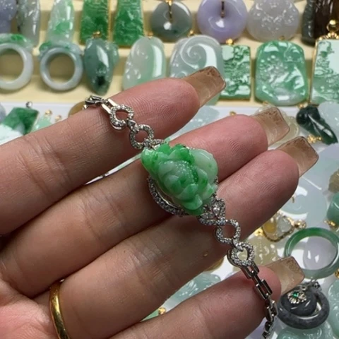 翡翠颈饰未镶嵌翡翠