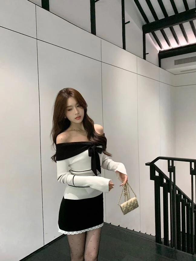 Yue【韩系女高】白色条纹高级感撞色海军领一字肩针织毛衣