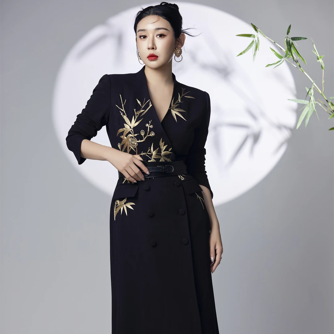 LADYPOWER黑色双排扣金色竹梅绣收腰修身气质长风衣 52830Y