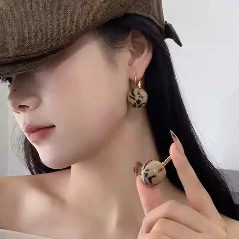 铜合金耳饰 2024初秋新款时尚复古豹纹球球耳扣气质高级感耳环女