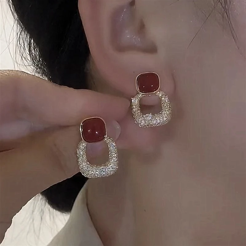 铜合金耳饰 高级感红色镶钻镂空方形耳钉耳环女气质百搭时尚耳饰