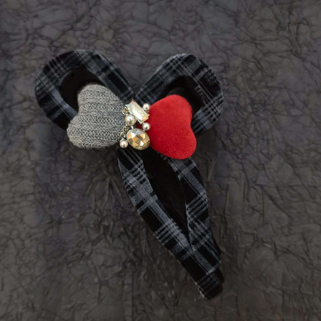 A052灰色红色爱心格子丝带抓夹