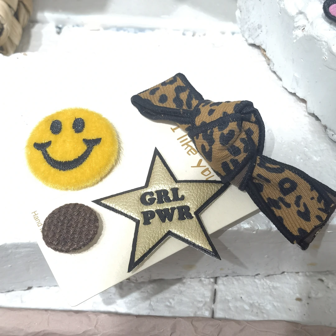 B827黄色笑脸星星豹纹蝴蝶结胸针一组四个