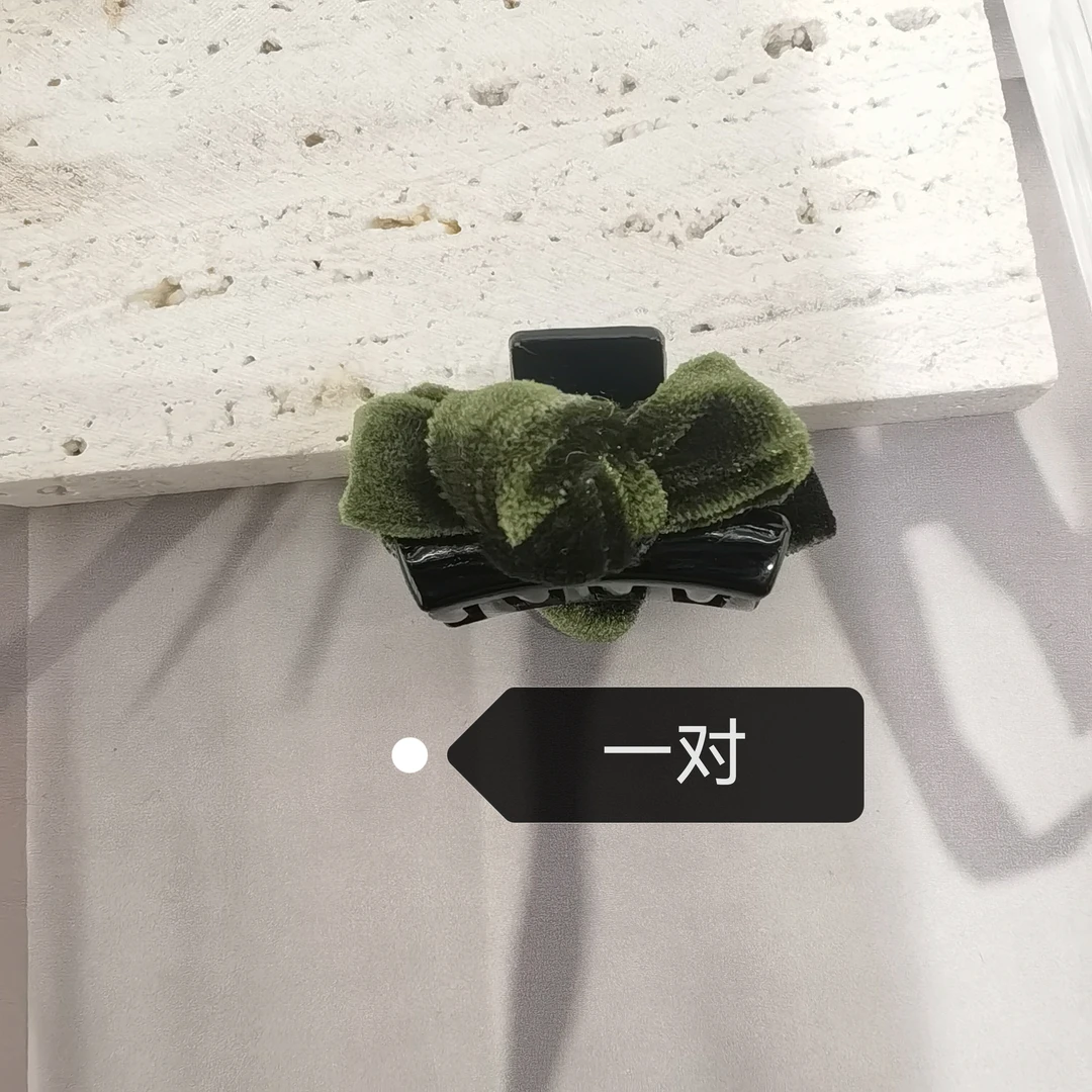 A828绿色绒绒刘海小抓夹一对
