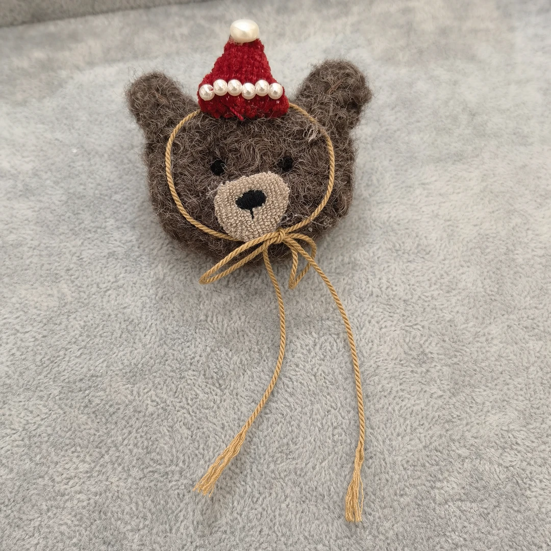 A184咖色毛毛小熊胸针