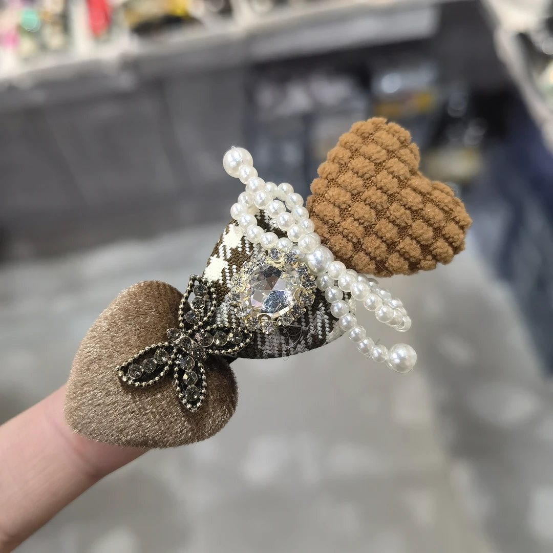 B906咖色三个爱心蝴蝶结珠珠边夹