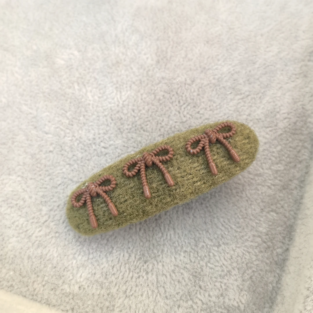 B813绿色毛毛三个蝴蝶结边夹发夹