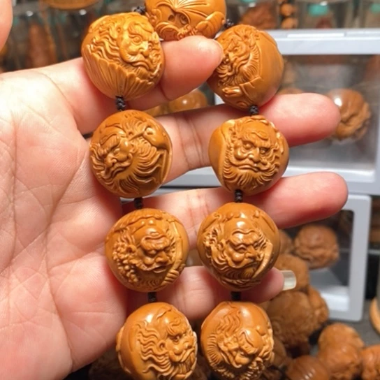 橄榄核核雕兴钟馗纳福