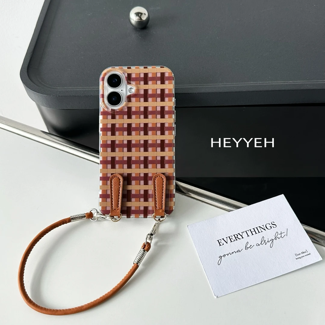 秋冬棕色格纹手拎皮绳适用iPhone16promax手机壳苹果15小众14防摔