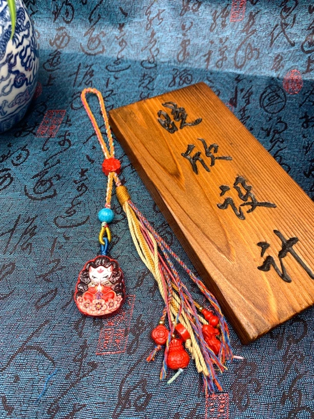 含辰砂工艺品天然压制朱砂彩绘狐仙九尾狐手搓棉线款包挂钥匙扣