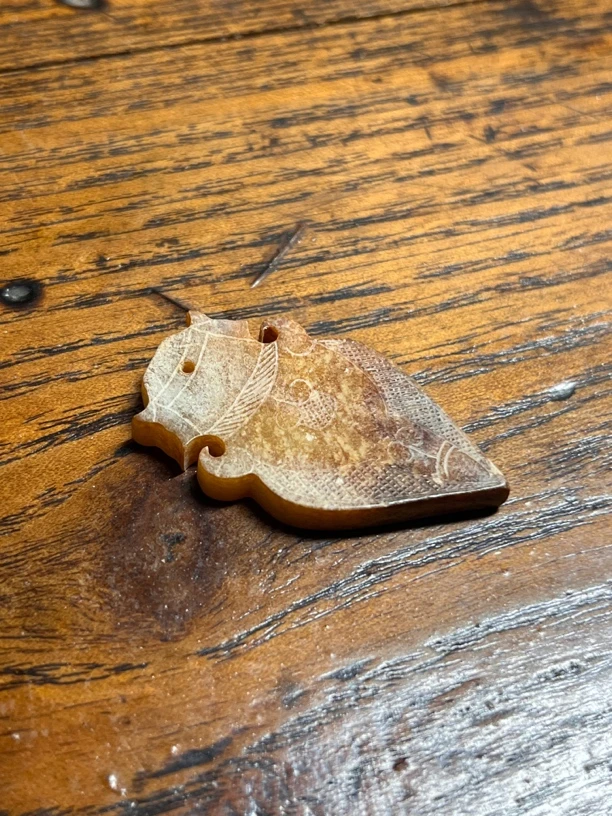和田玉红沁玉佩.