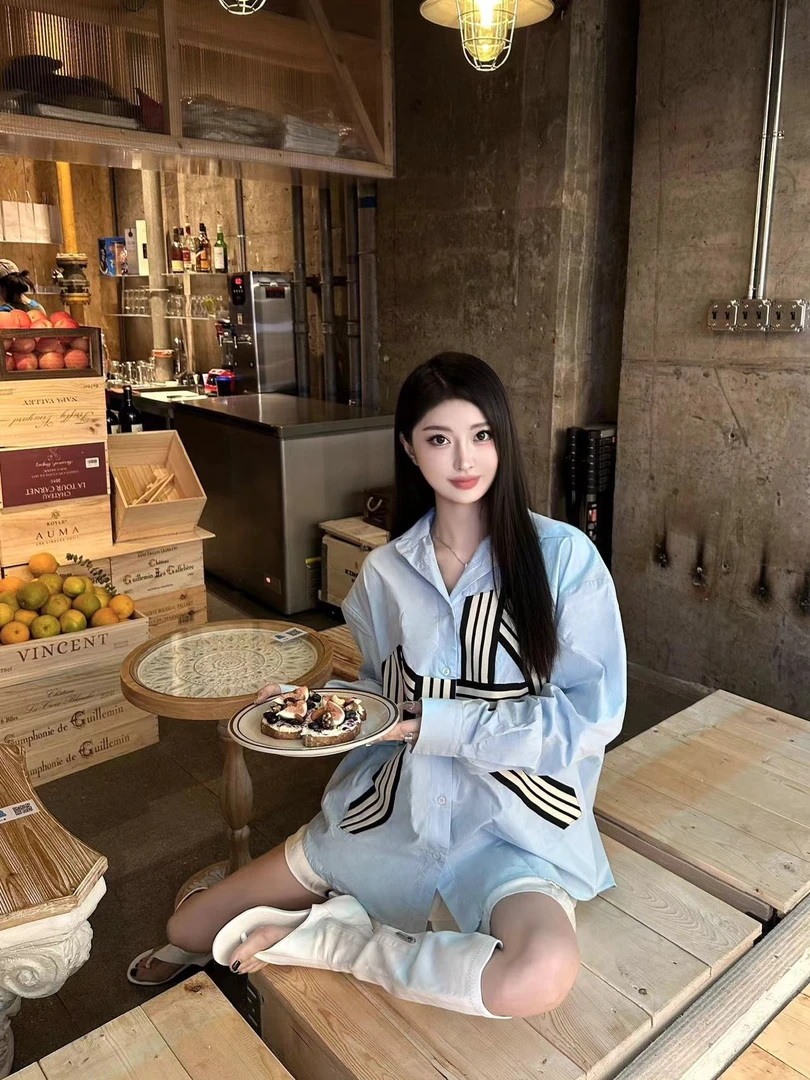 ATY VAAIDIY博主返图  设计感蝴蝶织带衬衫 蓝色吸睛