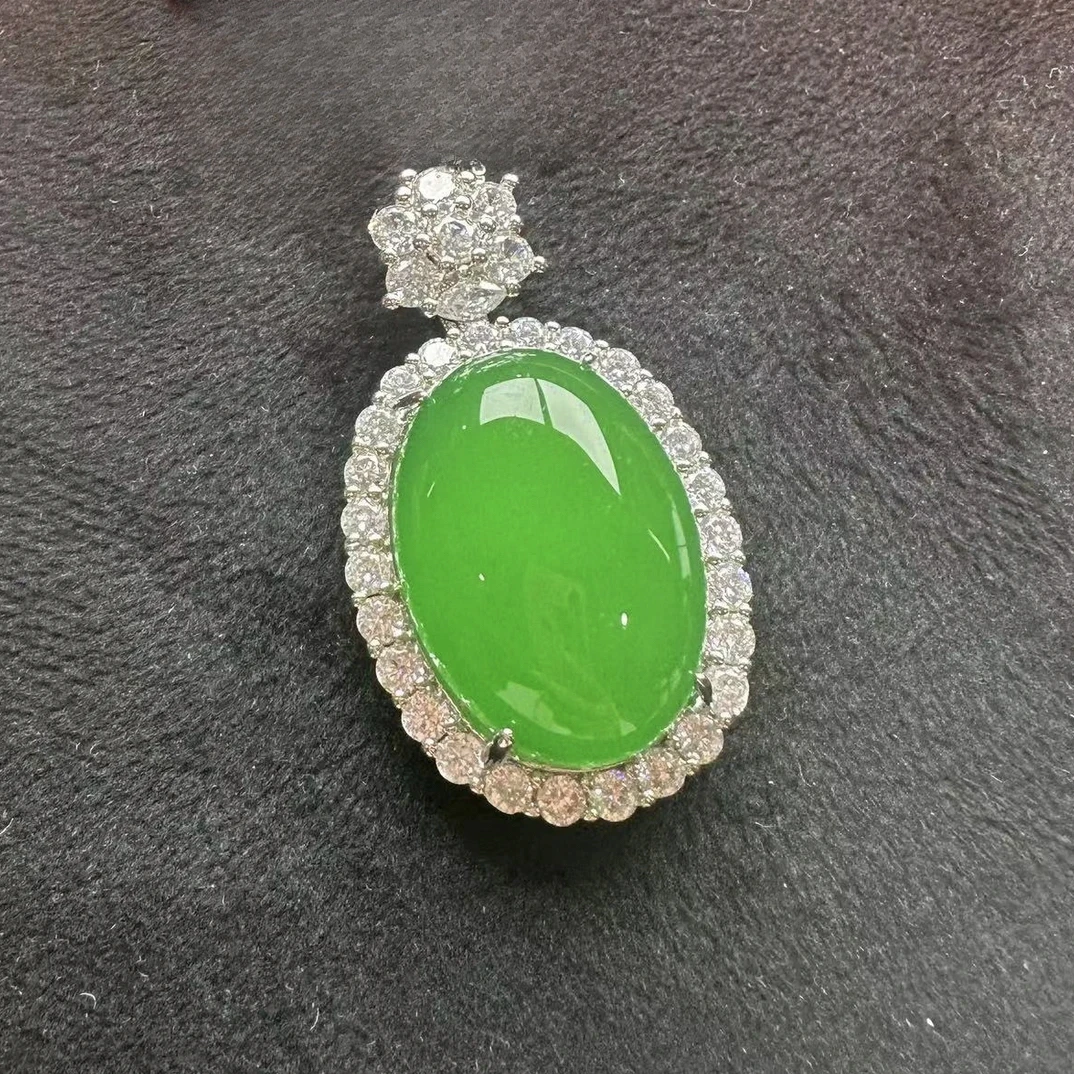 【王妃珠宝】天然绿玉髓满绿满钻鸽子蛋吊坠白银色底托（赠链）