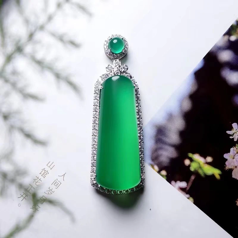 【王妃珠宝】天然绿玉髓满绿满钻无事牌吊坠白银色底托（赠链）