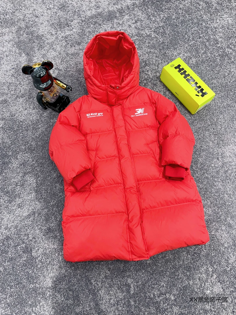 大红色长款羽绒服，男女同款！填充非常饱满！亲子中大童时尚！