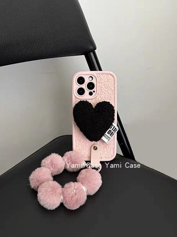 秋冬毛绒经典粉黑撞色爱心腕带适用iPhone15手机壳苹果1314女款11