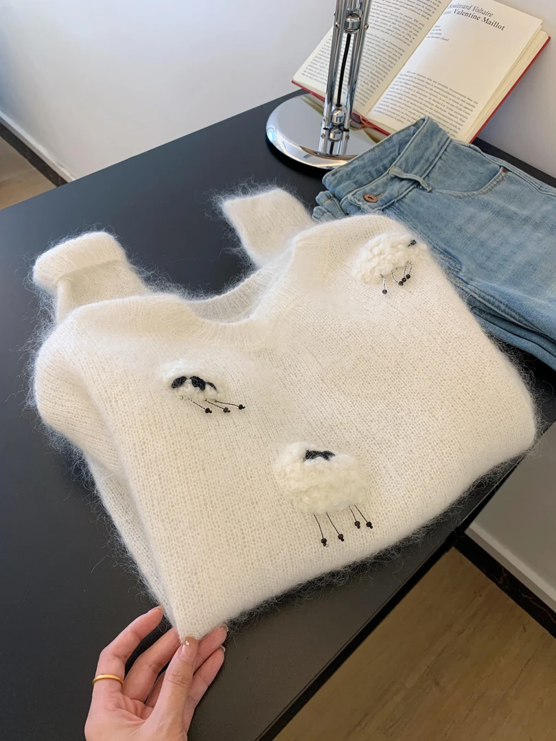 2025秋季新款韩系简约甜美减龄风圆领长袖小羊绣花白色气质毛衣女