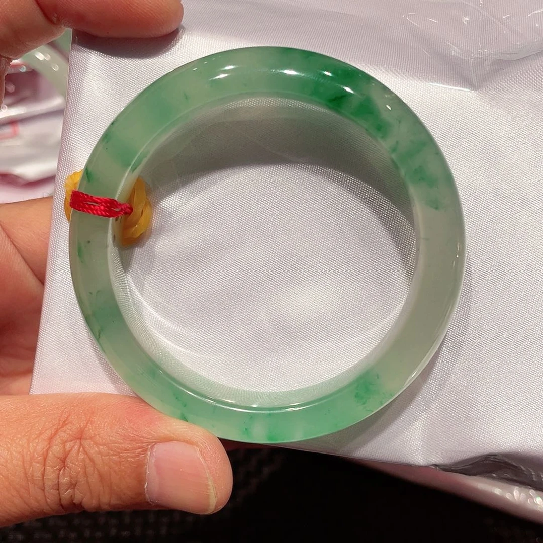 石英质玉手镯未镶嵌想****子